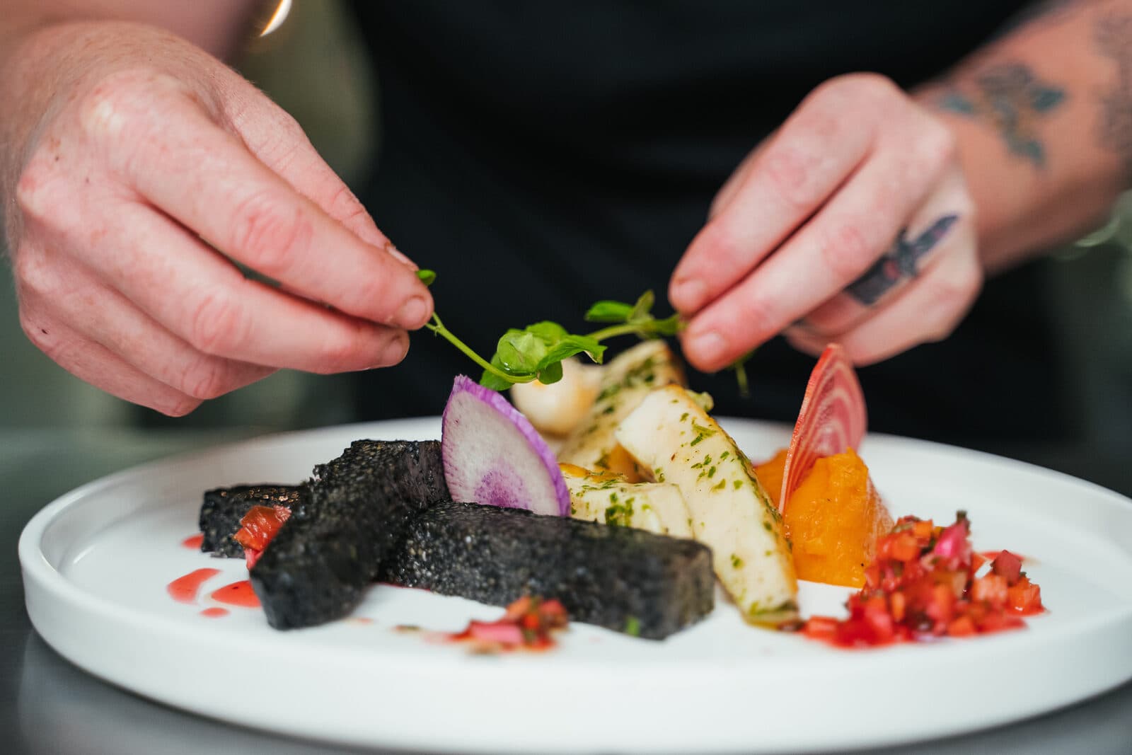 Le chef dresse les assiettes